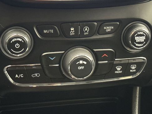 Used 2020 Jeep Cherokee Latitude Plus w/ Cold Weather Group image 14