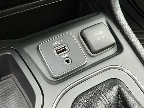 Used 2019 Jeep Cherokee Latitude w/ Cold Weather Group FWD image 19