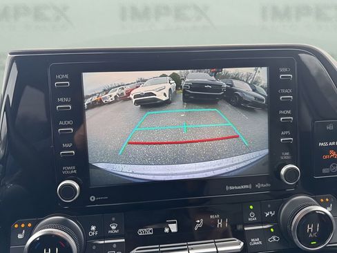 Used 2021 Toyota Highlander XLE image 22