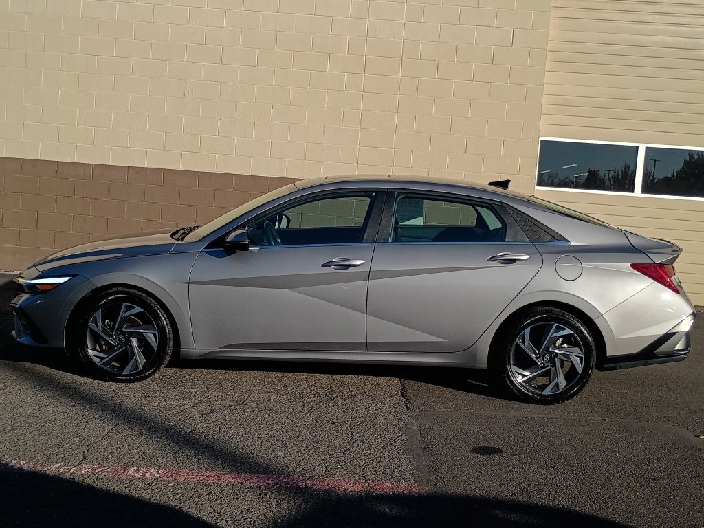 Certified 2025 Hyundai Elantra Limited FWD image 9