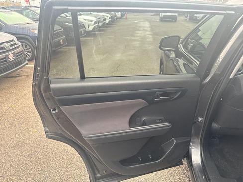 Used 2022 Toyota Highlander LE image 40