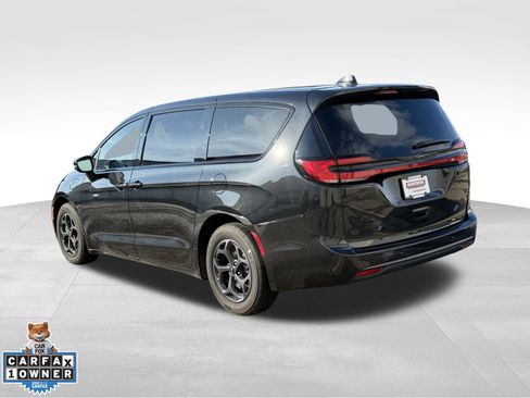 Used 2023 Chrysler Pacifica Touring-L w/ Uconnect Theater Family Group image 3