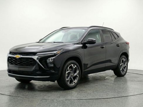 Used 2025 Chevrolet Trax LT FWD image 3