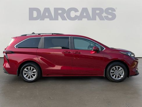 Used 2025 Toyota Sienna LE FWD image 8