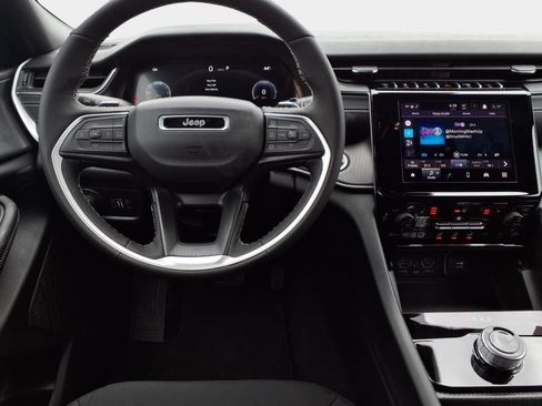 Used 2025 Jeep Grand Cherokee Laredo X w/ Luxury Tech Group I AWD/4WD image 12