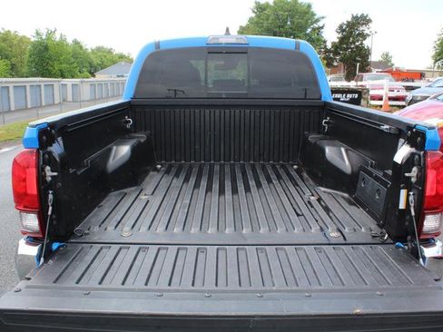 Used 2020 Toyota Tacoma SR5 AWD/4WD image 32