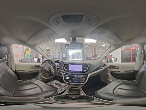 Used 2023 Chrysler Pacifica Touring-L FWD image 8
