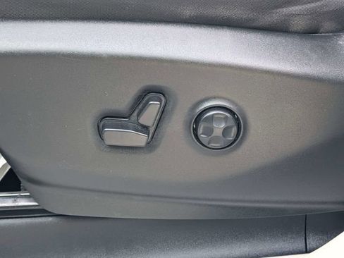 Used 2023 Chrysler Voyager LX FWD image 22