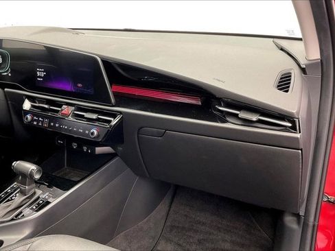 Used 2023 Kia Niro SX image 15
