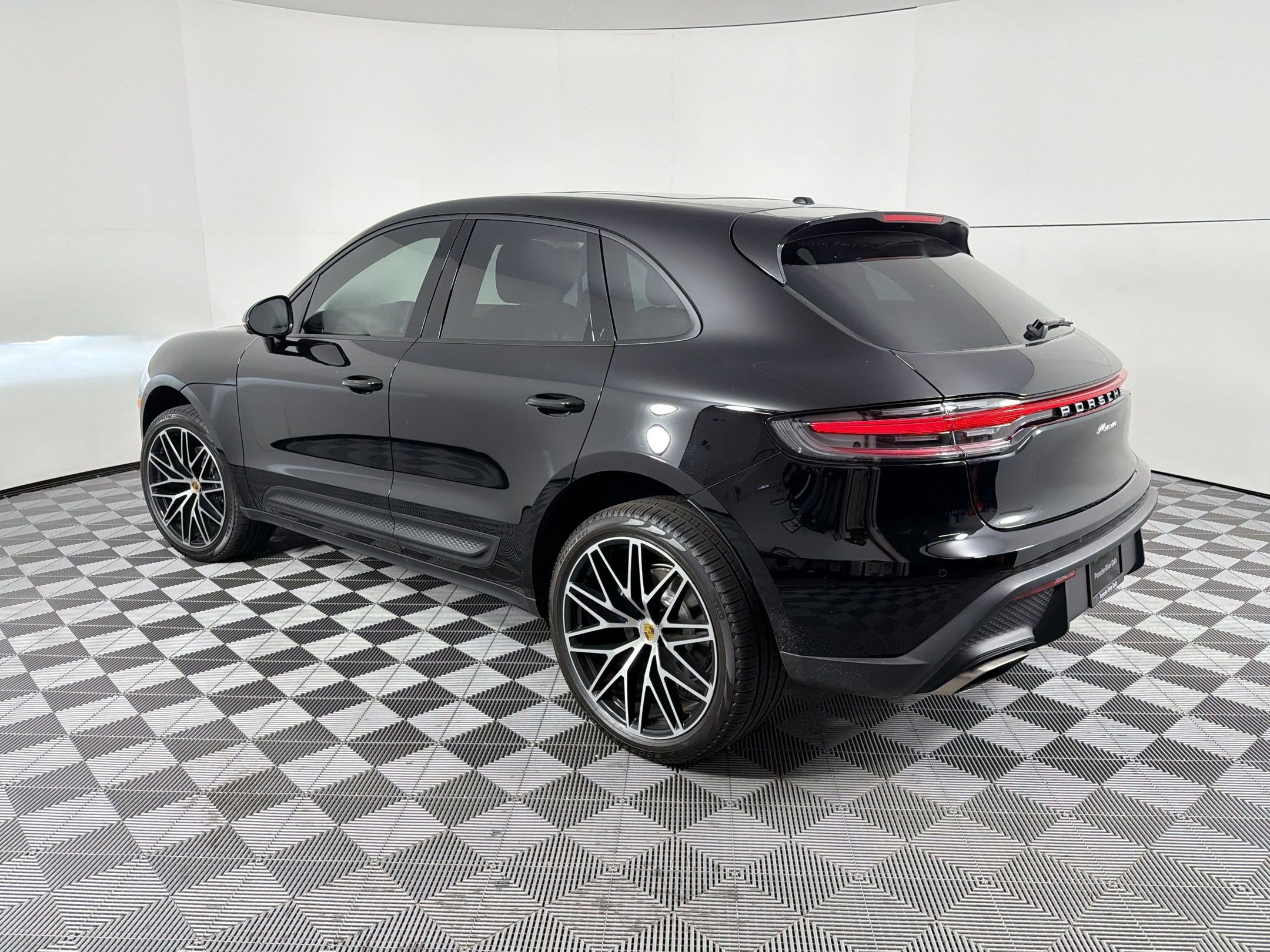 Used 2026 Porsche Macan AWD/4WD image 3