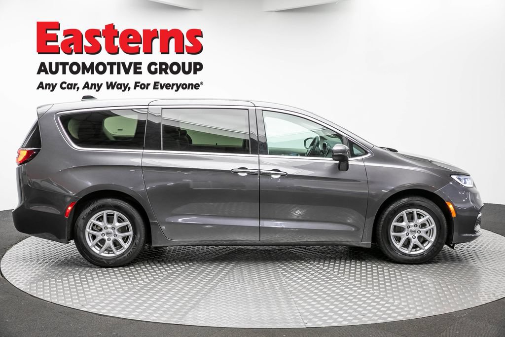 Used 2023 Chrysler Pacifica Touring-L FWD image 5