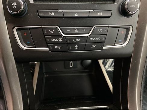 Used 2018 Ford Fusion SE image 29