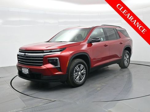 Used 2025 Chevrolet Traverse LT w/ Driver Confidence Package image 2