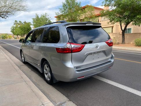 Used 2020 Toyota Sienna LE w/ LE Preferred Package image 22