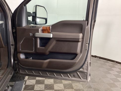 Used 2018 Ford F150 King Ranch w/ Equipment Group 601A Luxury AWD/4WD image 8