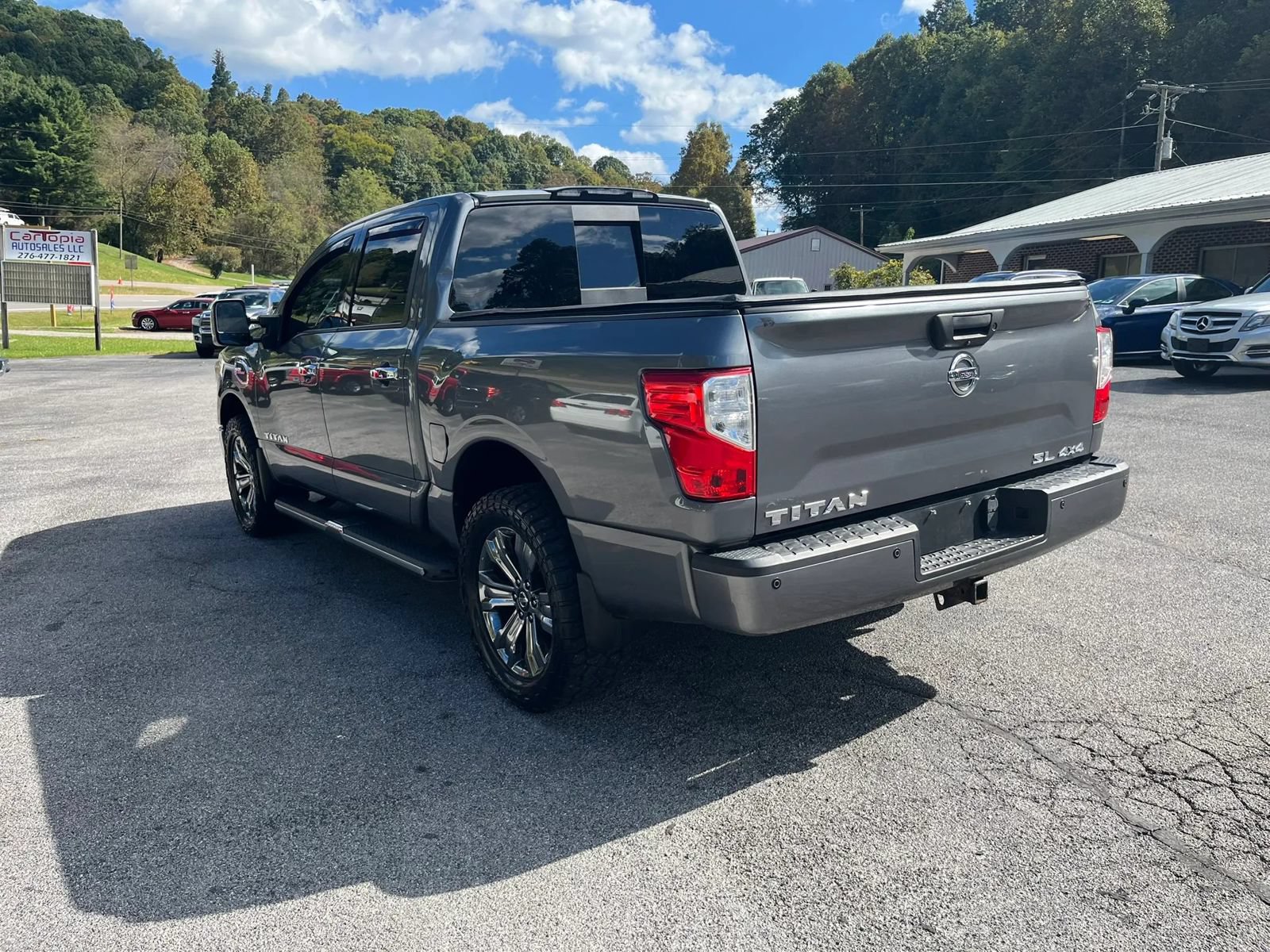 Used 2017 Nissan Titan SL w/ Chrome Package AWD/4WD image 7