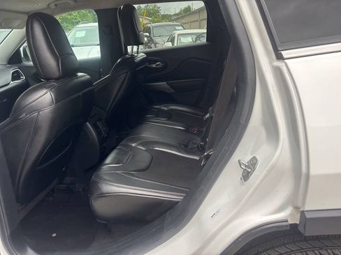Used 2019 Jeep Cherokee Latitude Plus w/ Comfort/Convenience Group AWD/4WD image 12