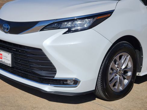Used 2023 Toyota Sienna XLE image 9