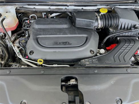 Used 2024 Chrysler Pacifica Touring-L image 29