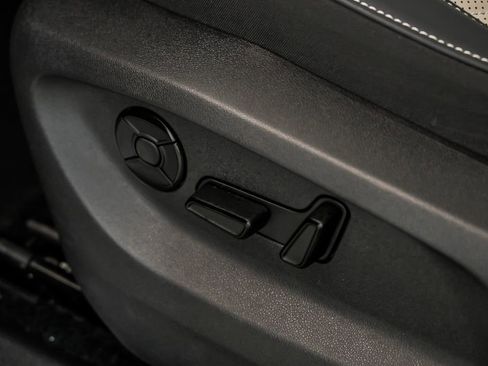 Certified 2025 Volkswagen Tiguan SE image 17