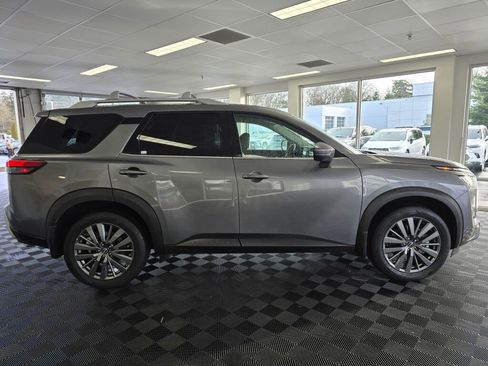 Used 2025 Nissan Pathfinder SL w/ SL Premium Package image 3