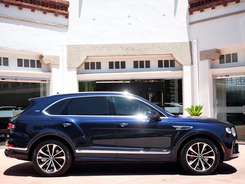 Used 2022 Bentley Bentayga AWD/4WD image 5