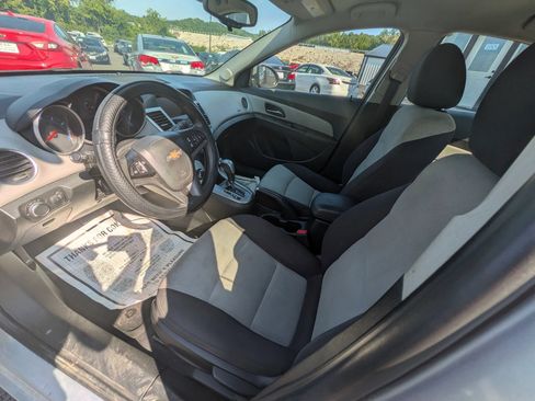 Used 2016 Chevrolet Cruze LT w/ Technology Package FWD image 17