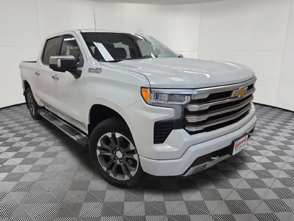 Used 2022 Chevrolet Silverado 1500 High Country w/ Technology Package AWD/4WD image 3