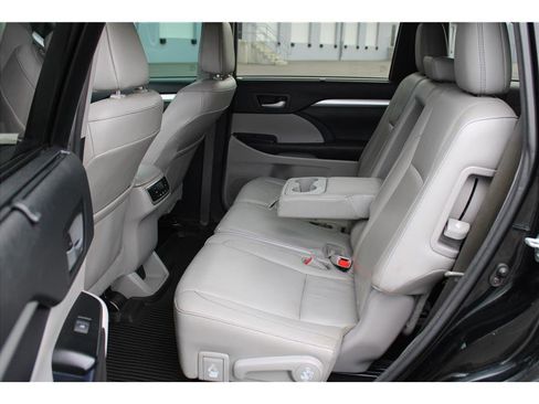 Used 2016 Toyota Highlander XLE image 13