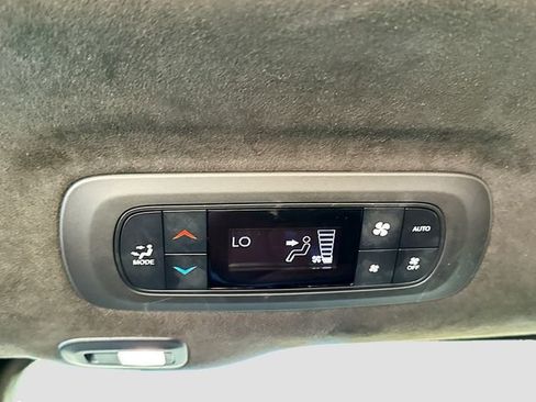 Used 2025 Chrysler Pacifica Pinnacle image 28
