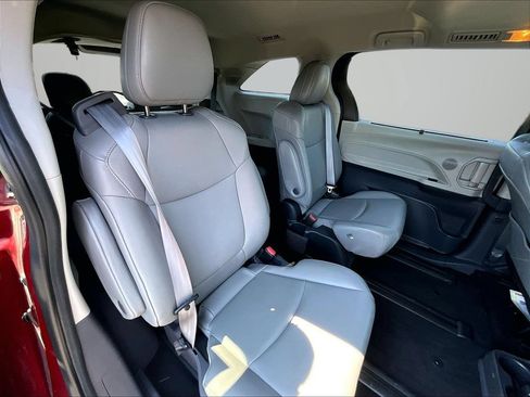 Used 2021 Toyota Sienna XLE w/ XLE Plus Package FWD image 27