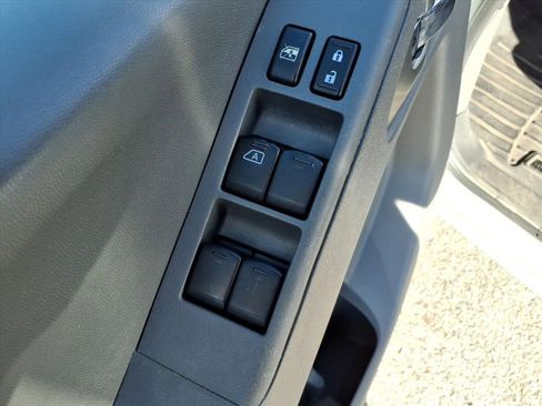 Used 2017 Nissan Frontier SV image 11