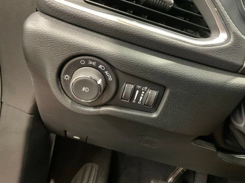 Used 2026 Chrysler Pacifica Limited FWD image 23