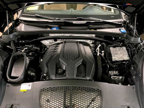 Certified 2023 Porsche Macan AWD/4WD image 32