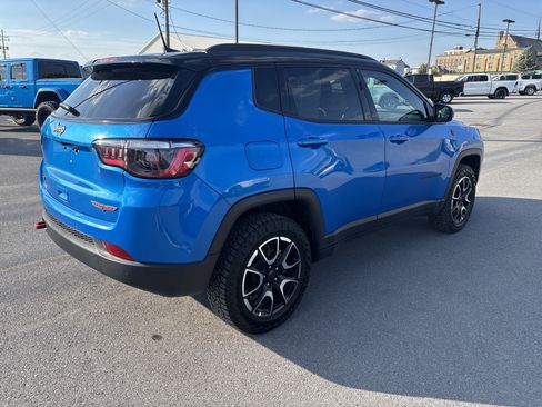 Used 2025 Jeep Compass Trailhawk AWD/4WD image 2