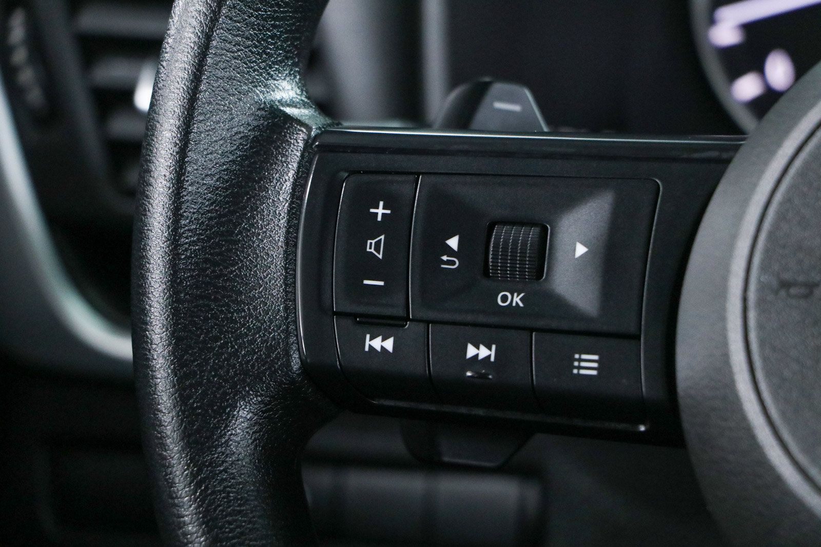 Used 2024 Nissan Rogue SV FWD image 13