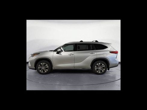 Used 2021 Toyota Highlander XLE AWD/4WD image 3