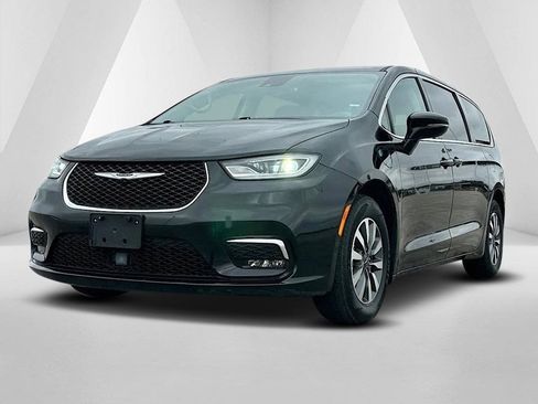 Used 2024 Chrysler Pacifica Select image 3