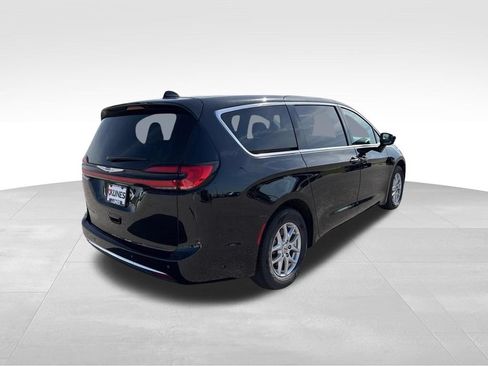 Used 2024 Chrysler Pacifica Touring-L FWD image 13