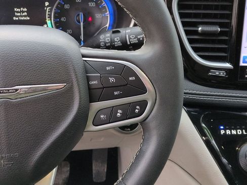 Certified 2022 Chrysler Pacifica Limited image 21