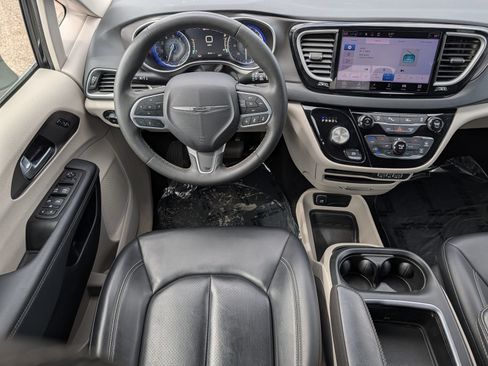 Used 2023 Chrysler Pacifica Touring-L FWD image 21