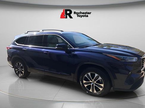 Used 2022 Toyota Highlander XLE FWD image 3