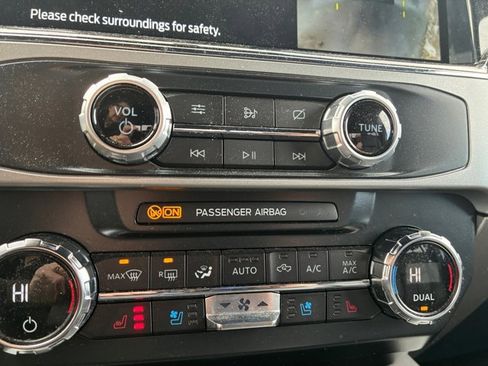 Used 2022 Ford F250 Lariat w/ Black Appearance Package image 22