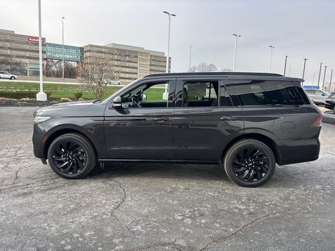 New 2026 Lincoln Navigator Reserve w/ Jet Appearance Package AWD/4WD image 4
