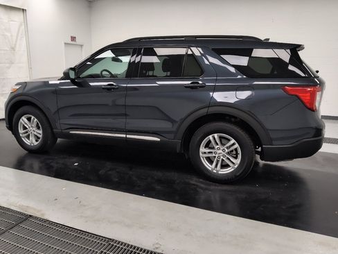 Used 2023 Ford Explorer XLT AWD/4WD image 3