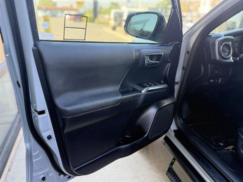 Used 2021 Toyota Tacoma TRD Off-Road w/ Technology Package AWD/4WD image 16