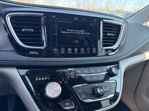 Used 2018 Chrysler Pacifica Limited w/ Tire & Wheel Group image 8