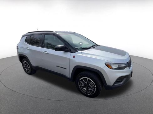Used 2025 Jeep Compass Trailhawk image 2
