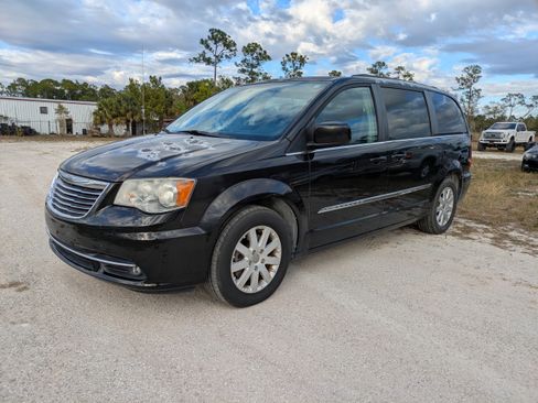 Used 2014 Chrysler Town & Country Touring image 8