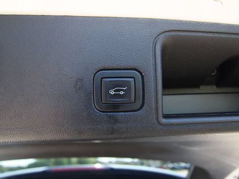 Used 2024 GMC Terrain SLT AWD/4WD image 32
